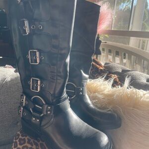 Biker boots that are rad. Black size 9.